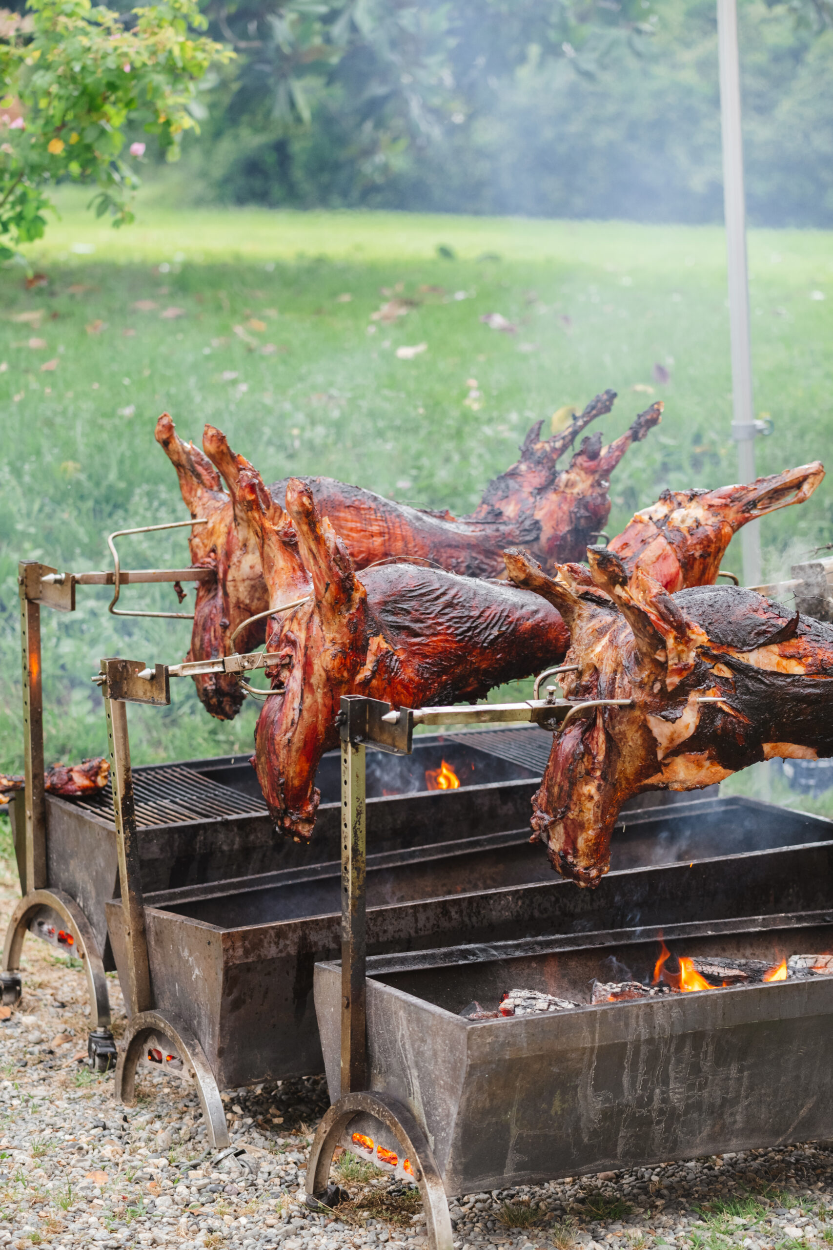 Cochon rôti lentement à la broche, emblème des repas festifs traditionnels.